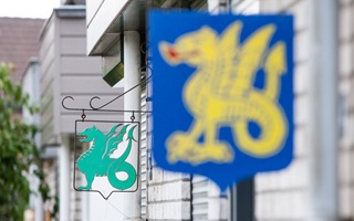 Bordjes met draken in het straatbeeld van Beesel, onderdeel van de Drakenwandeling voor kinderen.