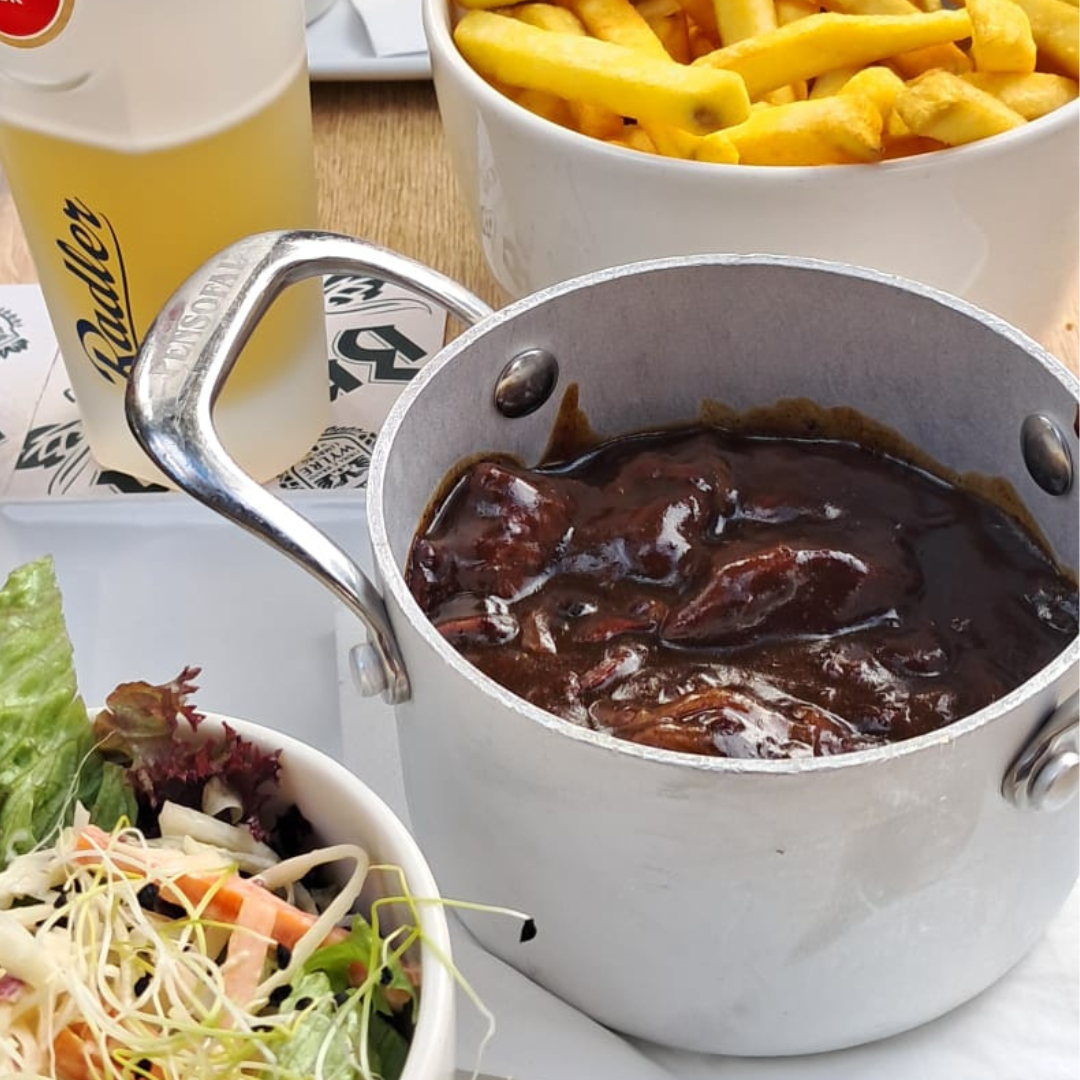 pannetje zuurvlees met salade en friet