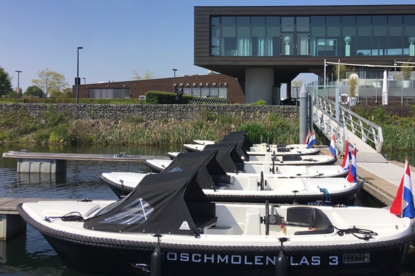 De boten van Boschmolenplas allemaal op een rijtje wachtend op de verhuur