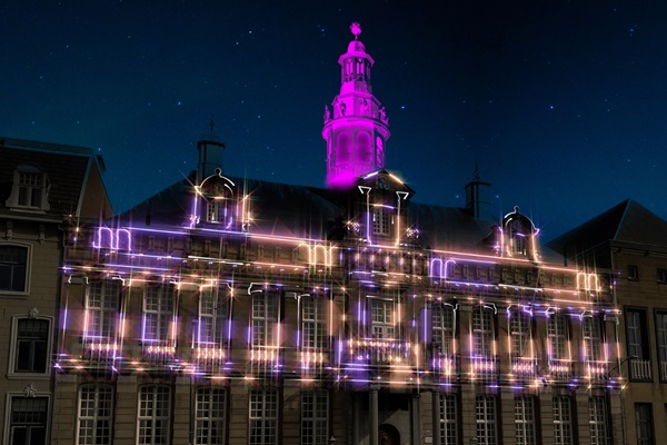 Het Stadhuis van Roermond tijdens de lichtshow RoermondVol Licht