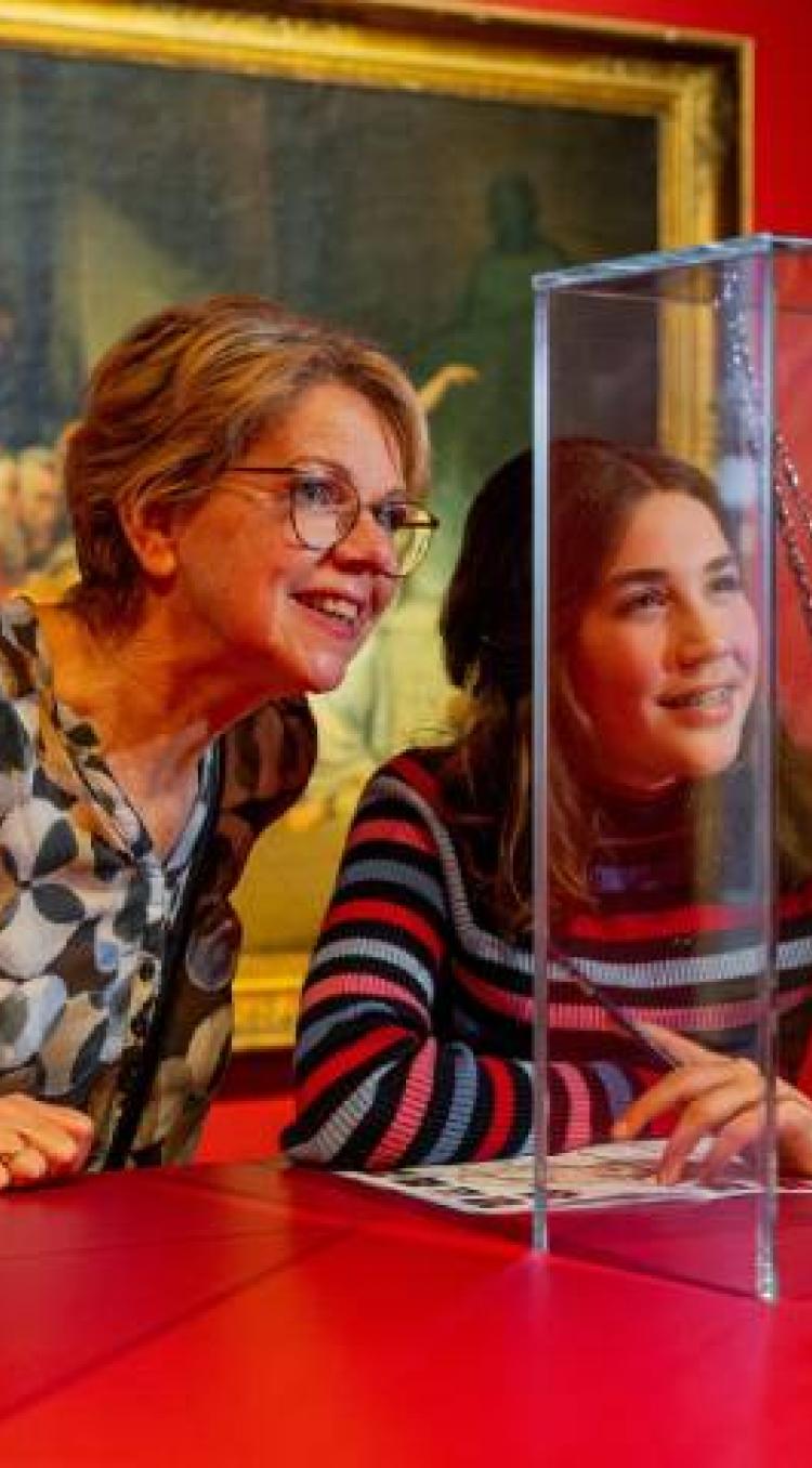 Grootmoeder en kleindochter ontdekken de collectie van Museum W in Weert tijdens een dagje uit met de trein naar Museum W.